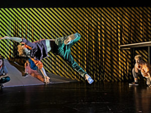 Aus der Kurve fliegen | Urbanes Tanztheater, 10+, ab Klasse 5 | JES – Junges Ensemble Stuttgart