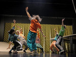 Aus der Kurve fliegen | Urbanes Tanztheater, 10+, ab Klasse 5 | JES – Junges Ensemble Stuttgart