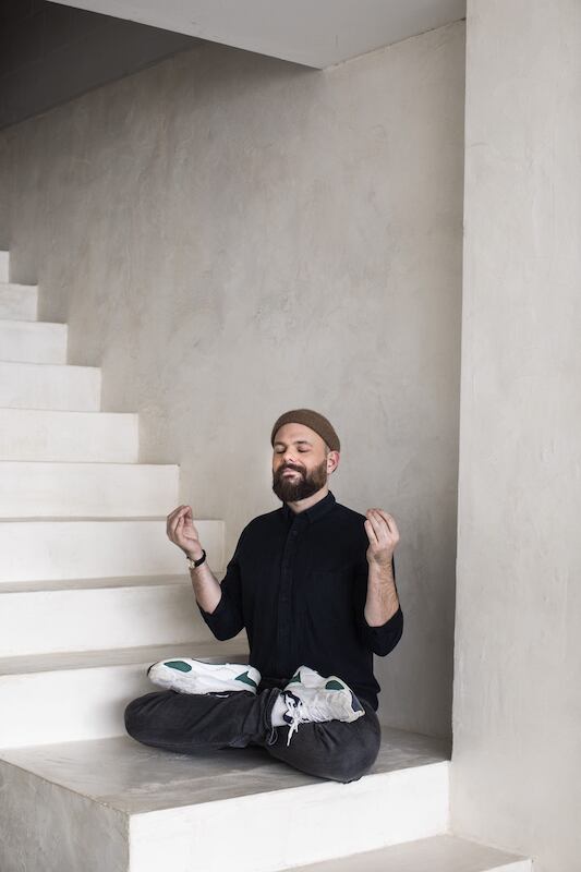 THEATERstuttgart | Patrick Salmen – mit „Yoga gegen Rechts“ | Rosenau – Lokalität & Bühne