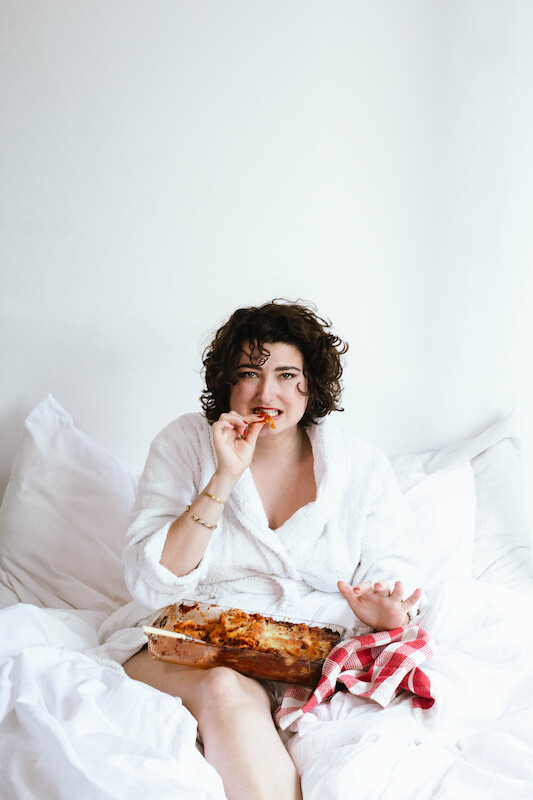 THEATERstuttgart | Matilde Keizer – mit „Lasagne im Bett“ | Rosenau – Lokalität & Bühne