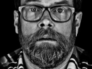 Jochen Malmsheimer – mit „Ermpftschnuggn trødå! – hinterm Staunen kauert die Frappanz“ | Jochen Malmsheimer | Rosenau – Lokalität & Bühne