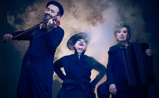 LA NUIT DE PARIS – AUF DEN SPUREN DER PIAF