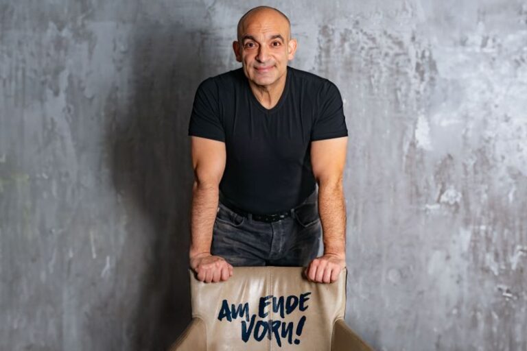 Am Ende vorn | Django Asül | Theaterhaus