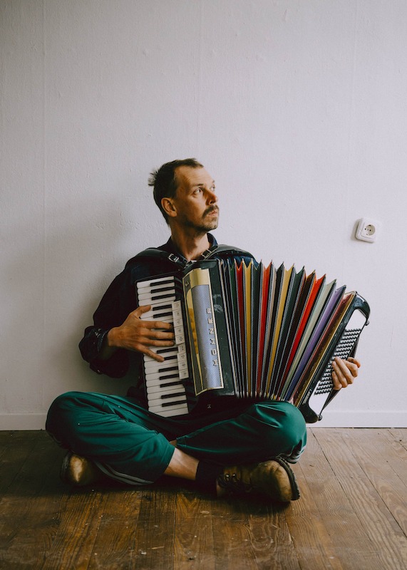 THEATERstuttgart | Maxi Pongratz – mit „rum&num“ | Freitag, 03.07.2026 | 20:00 Uhr | Rosenau – Lokalität & Bühne