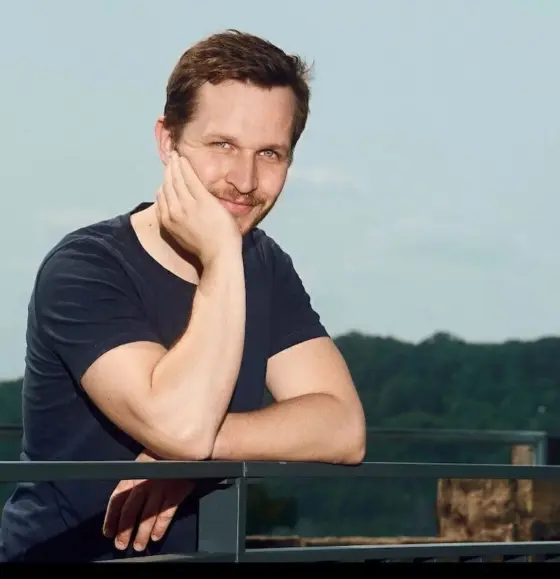 ROSENAU Poetry Slam – als Conférencier und Moderator Nik Salsflausen