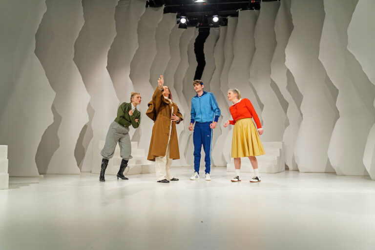 GEBÄRDEN DER GESCHICHTE – Mit Audiodeskription | GEBÄRDEN DER GESCHICHTE | Theater Rampe